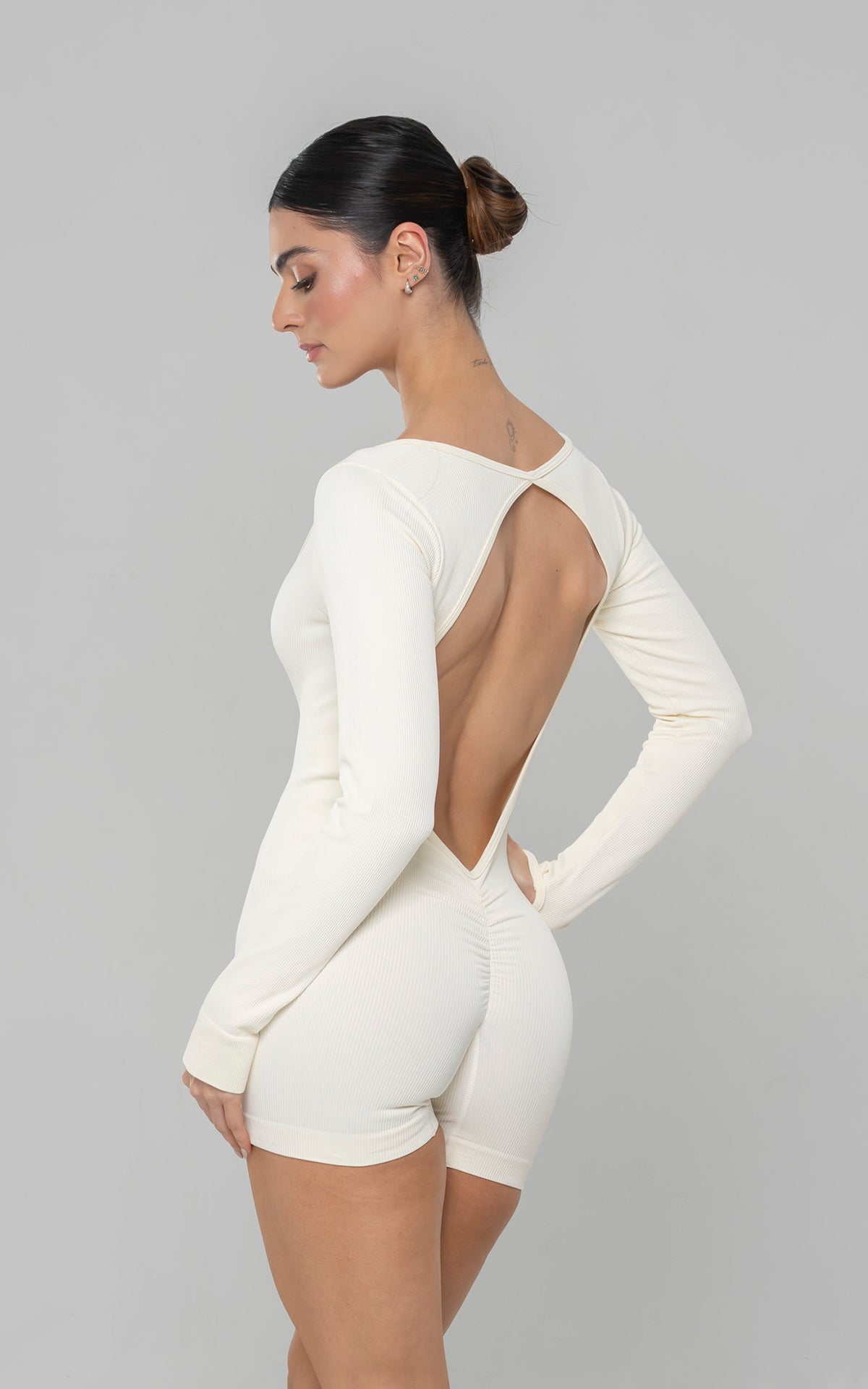 ENTERIZO CORTO ALMA CON RUCHING CREMA 3.jpg