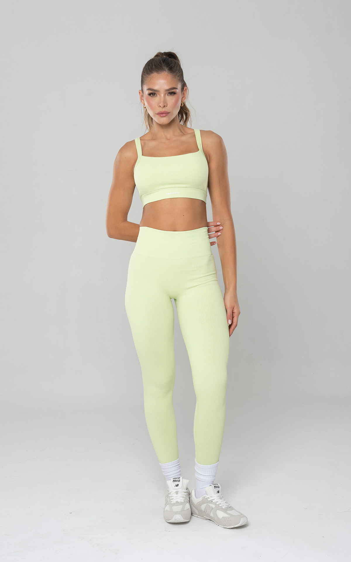 LEGGING ONDA PISTACHO CON RUCHING 1.png